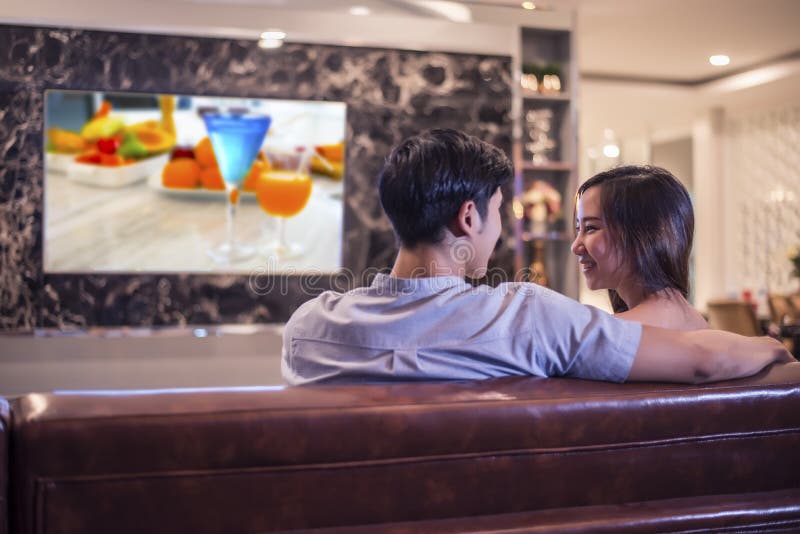 Liebhaber, die einander beim Fernsehen auf Sofa betrachten Verbinden Sie und entspannen Sie sich Konzept Nachtflitterwochenthema, stockfotos Liebhaber, die einander beim Fernsehen auf Sofa betrachten Verbinden Sie und entspannen Sie sich Konzept Nachtflitterwochenthema, stockfotos