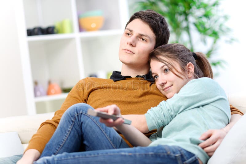 Liebhaber, die zu Hause im Wohnzimmer fernsehen stockfotos Liebhaber, die zu Hause im Wohnzimmer fernsehen stockfotos