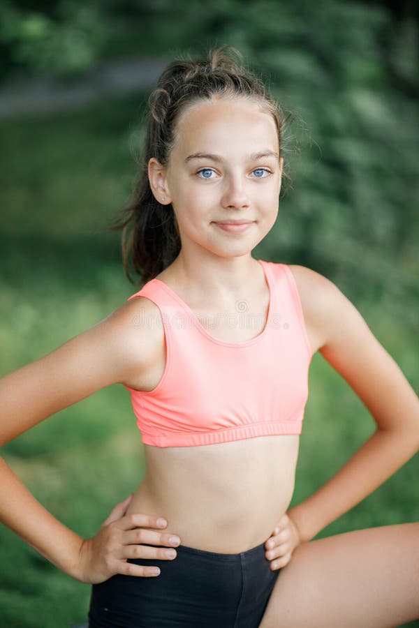 Das Junge Hübsche Mädchen Des Schlanken Body Produktionskapazitäten Gekleidet In Der Sportform