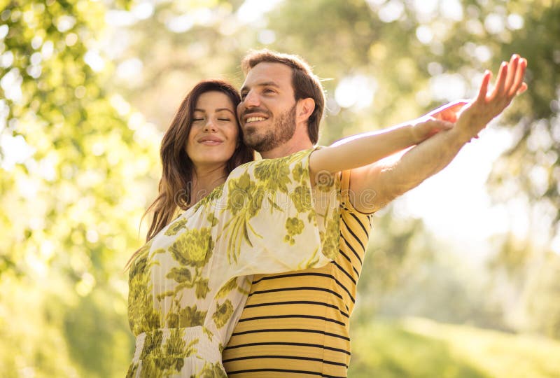 Verliefd in de lente. Gelukkig koppel van middelbare leeftijd royalty-vrije stock foto