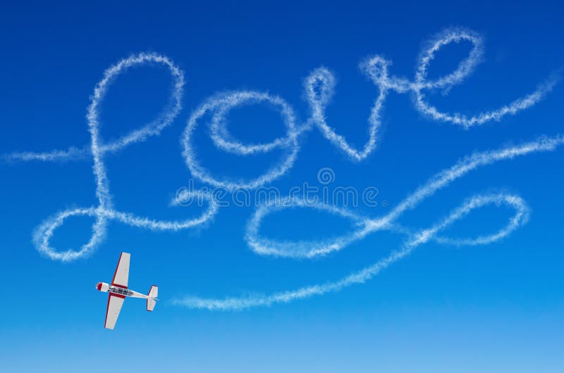 Liefde figuurlijke inschrijving van een wit vliegtuig van de rooksleep stock foto Liefde figuurlijke inschrijving van een wit vliegtuig van de rooksleep stock foto