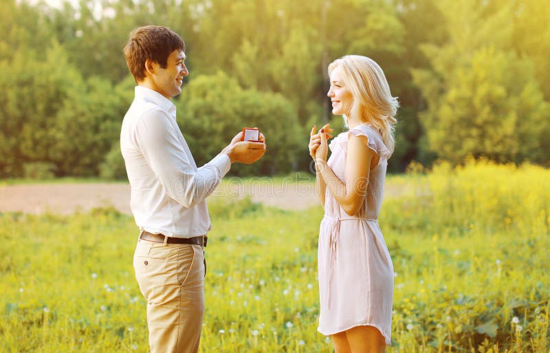 Liefde, paar, datum, huwelijksconcept - Man die ringsvrouw voorstellen royalty-vrije stock afbeeldingen Liefde, paar, datum, huwelijksconcept - Man die ringsvrouw voorstellen royalty-vrije stock afbeeldingen