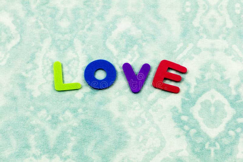 Liefde zoals de brieven van de familiekinderen van spellingswoorden royalty-vrije stock fotografie Liefde zoals de brieven van de familiekinderen van spellingswoorden royalty-vrije stock fotografie