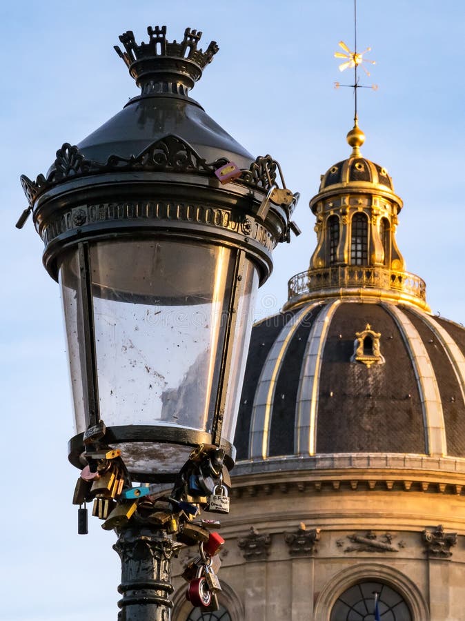 Liefdehangsloten op een straatlantaarn van Pont des arts - Parijs, Frankrijk royalty-vrije stock foto's Liefdehangsloten op een straatlantaarn van Pont des arts - Parijs, Frankrijk royalty-vrije stock foto's