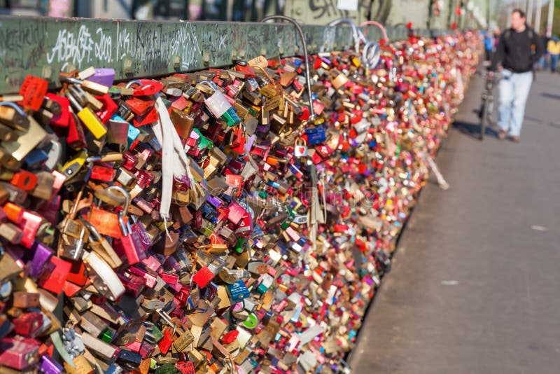 Liefdekasten op de Hohenzollern-Brug in Keulen, Duitsland stock foto's Liefdekasten op de Hohenzollern-Brug in Keulen, Duitsland stock foto's