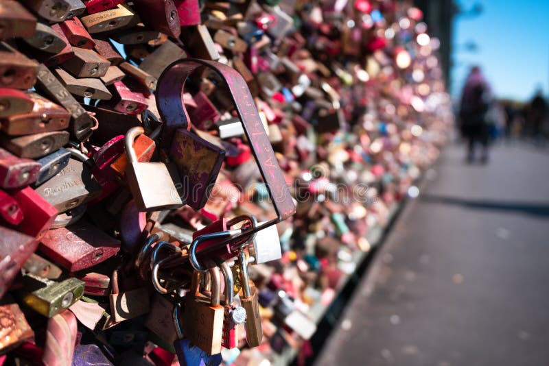 Liefdeslot op een brug royalty-vrije stock afbeeldingen Liefdeslot op een brug royalty-vrije stock afbeeldingen