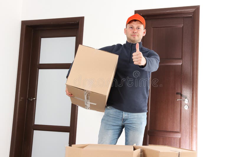 Lieferbote mit Sammelpack stockfotos Lieferbote mit Sammelpack stockfotos
