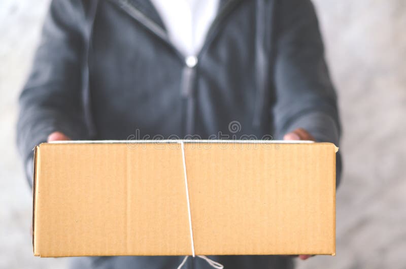Lieferer, der einen Paketkasten trägt lizenzfreie stockfotografie Lieferer, der einen Paketkasten trägt lizenzfreie stockfotografie