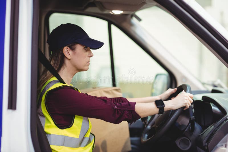 Lieferungsfahrer, der Packwagen mit Paketen auf Sitz fährt lizenzfreie stockfotos Lieferungsfahrer, der Packwagen mit Paketen auf Sitz fährt lizenzfreie stockfotos