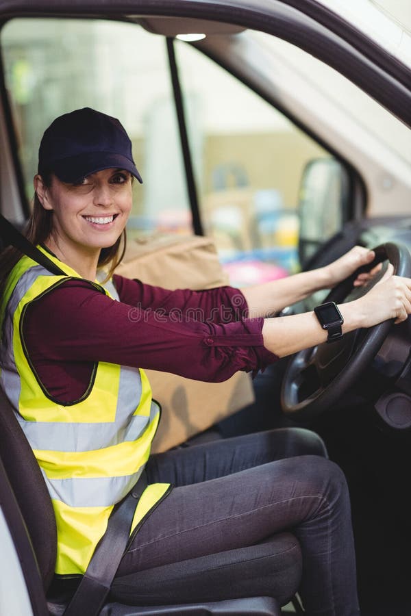 Lieferungsfahrer, der Packwagen mit Paketen auf Sitz fährt stockbild Lieferungsfahrer, der Packwagen mit Paketen auf Sitz fährt stockbild