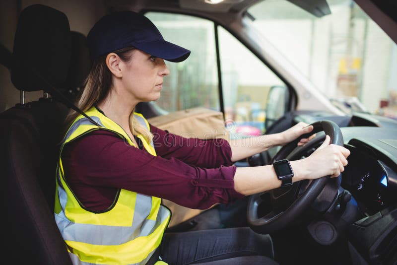 Lieferungsfahrer, der Packwagen mit Paketen auf Sitz fährt stockfotografie Lieferungsfahrer, der Packwagen mit Paketen auf Sitz fährt stockfotografie