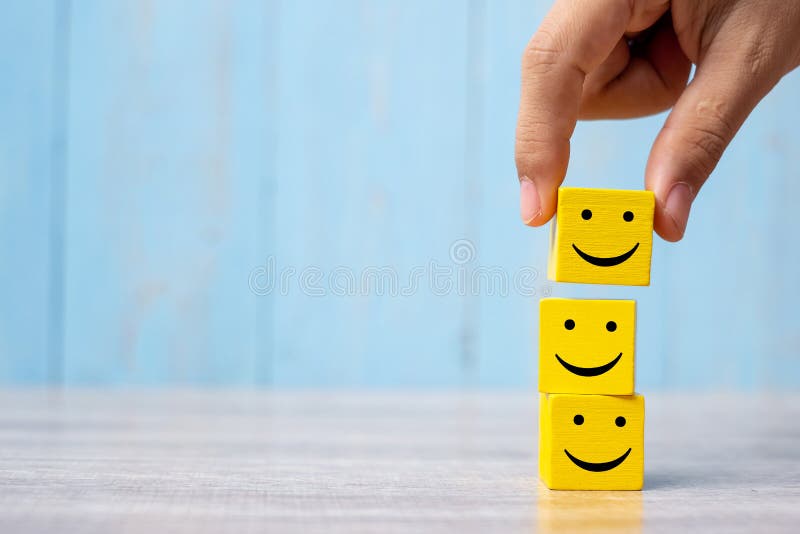 Liefje op gele houten kubus Beoordeling van de dienst, rangschikking, klantenoverzicht, tevredenheid en emotioneel concept royalty-vrije stock afbeeldingen Liefje op gele houten kubus Beoordeling van de dienst, rangschikking, klantenoverzicht, tevredenheid en emotioneel concept royalty-vrije stock afbeeldingen