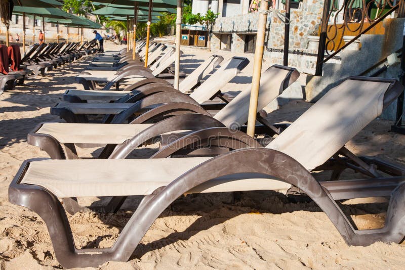 Liegestühle mit Sonnenschirm Freibad am Strand