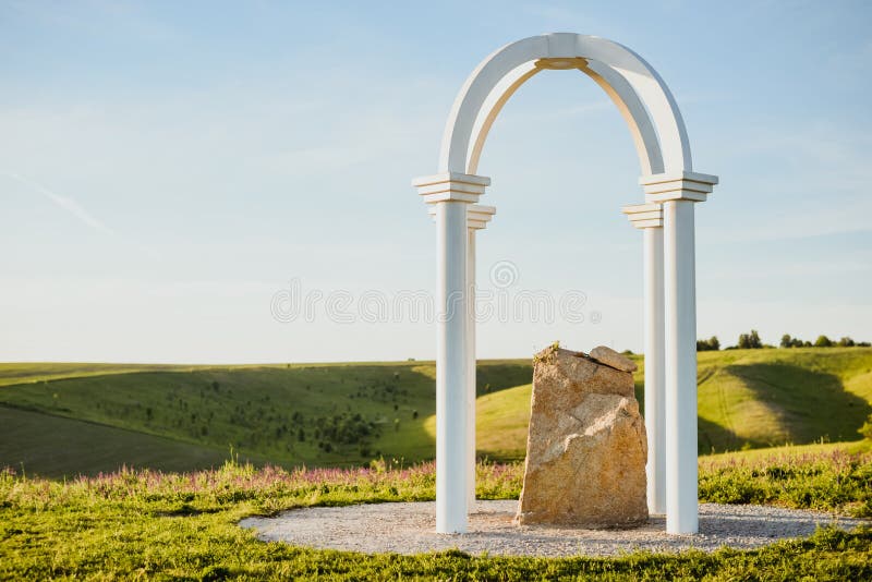 Lieu de culte sacré avec la voûte et la pierre dessus photo libre de droits Lieu de culte sacré avec la voûte et la pierre dessus photo libre de droits