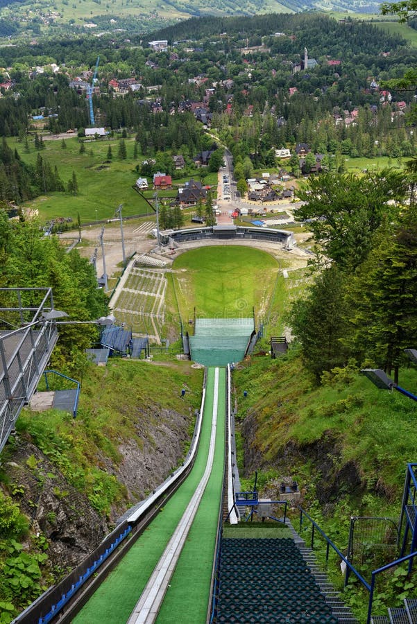 Lieu de rendez-vous de sauter de ski dans Zakopane, vue aérienne d'été photos stock Lieu de rendez-vous de sauter de ski dans Zakopane, vue aérienne d'été photos stock