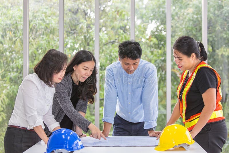 Lieu de réunion de travailler d'ingénieurs de groupe au bureau Les travailleurs d'équipe parlent le plan de construction Charpent images libres de droits Lieu de réunion de travailler d'ingénieurs de groupe au bureau Les travailleurs d'équipe parlent le plan de construction Charpent images libres de droits