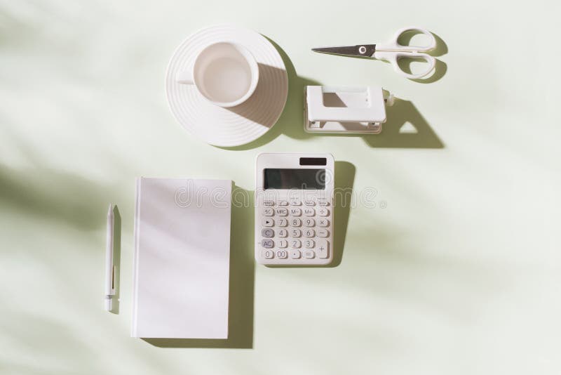 Lieu de travail avec des articles de bureau et des ?l?ments d'affaires sur un bureau Concept pour le marquage ? chaud Vue sup?rie images libres de droits Lieu de travail avec des articles de bureau et des ?l?ments d'affaires sur un bureau Concept pour le marquage ? chaud Vue sup?rie images libres de droits