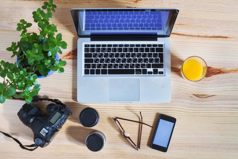 Lieu de travail de photographe, vitesse, vue supérieure de bureau avec l'ordinateur portable photographie stock libre de droits