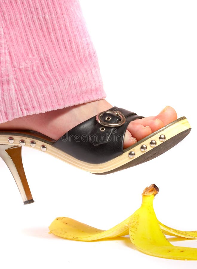 Femmina gamba-piede) e la buccia di una banana.