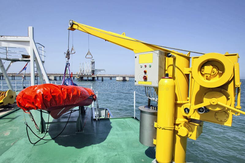 Lifeboat od strony statek obraz stock. Obraz złożonej z ochrona 105050799