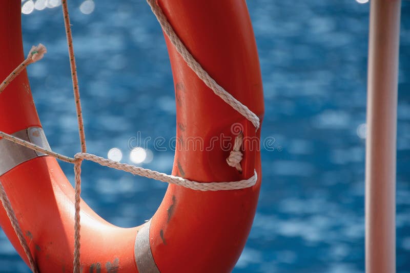 Lifebuoy na poręczu statek i morze śródziemnomorskie obraz stock Lifebuoy na poręczu statek i morze śródziemnomorskie obraz stock