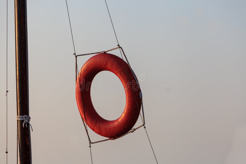 lifebuoy Per i soccorritori Rosso Foto orizzontale Il cerchio appende sulle corde fotografia stock libera da diritti lifebuoy Per i soccorritori Rosso Foto orizzontale Il cerchio appende sulle corde fotografia stock libera da diritti