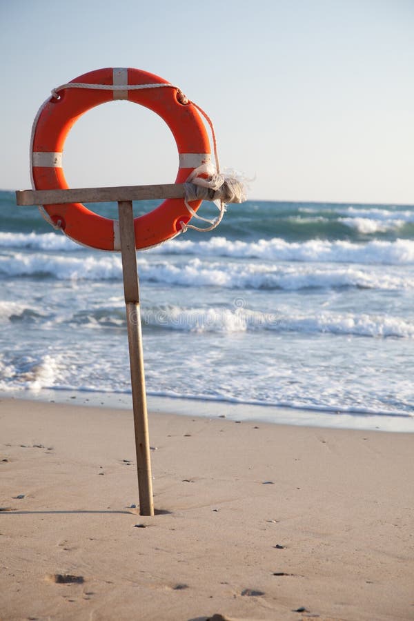 Lifebuoy на пляже стоковое фото rf Lifebuoy на пляже стоковое фото rf