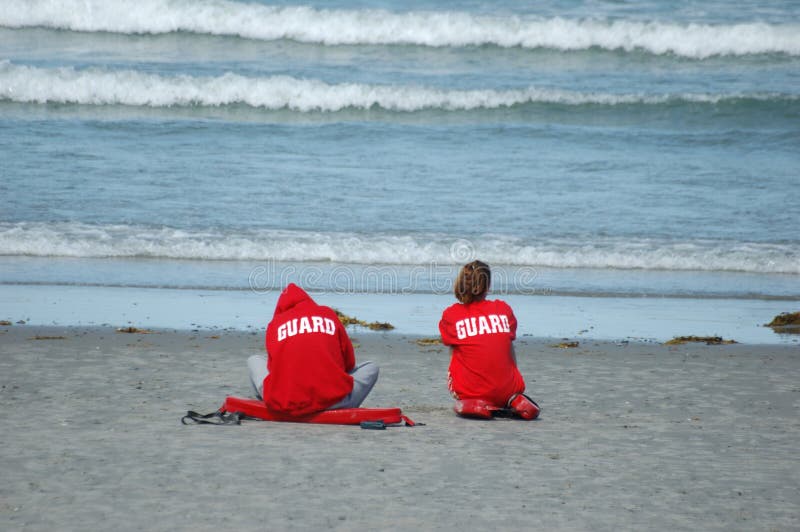 Lifeguards na praia foto de stock royalty free Lifeguards na praia foto de stock royalty free