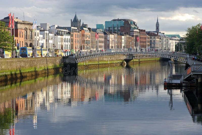 Liffey del río, igualando la luz fotografía de archivo Liffey del río, igualando la luz fotografía de archivo