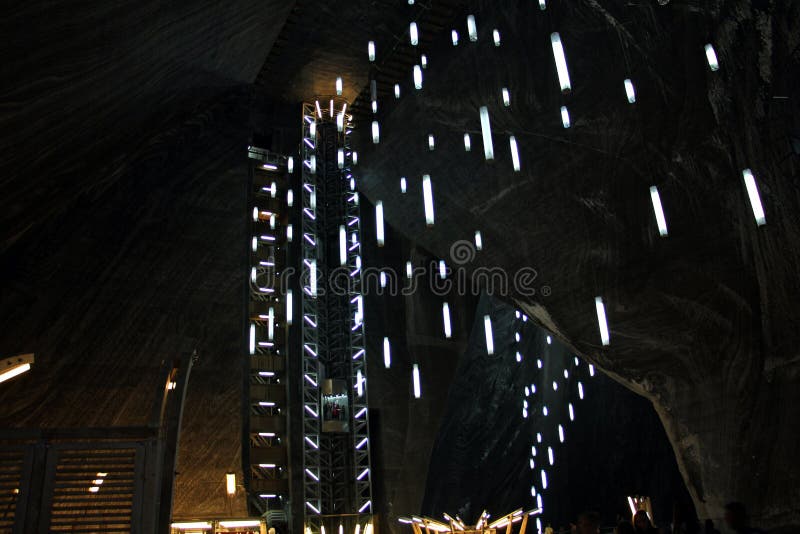 Lift en lichten die op het plafond in Salina Turda hangen royalty-vrije stock afbeeldingen Lift en lichten die op het plafond in Salina Turda hangen royalty-vrije stock afbeeldingen