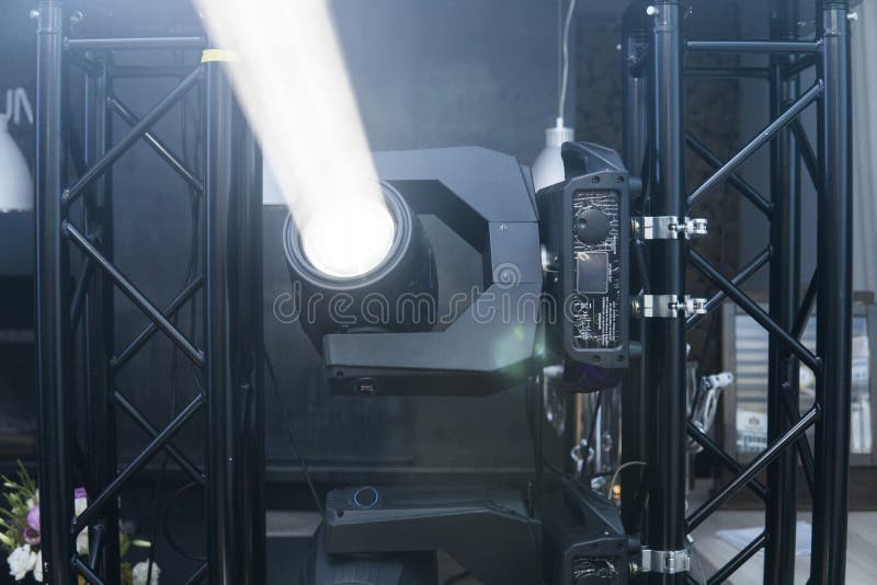 Ligado a fase ilumina-se sob a luz branca Cabeça movente leve para a fase do evento e do concerto fotografia de stock Ligado a fase ilumina-se sob a luz branca Cabeça movente leve para a fase do evento e do concerto fotografia de stock