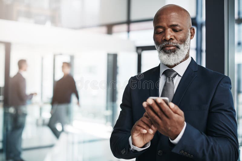 Amigos de xadrez e jogos de tabuleiro na mesa de madeira pensando em  movimento estratégico ou tático em casa grupo sênior de homens jogando e  segurando ou movendo a peça branca para