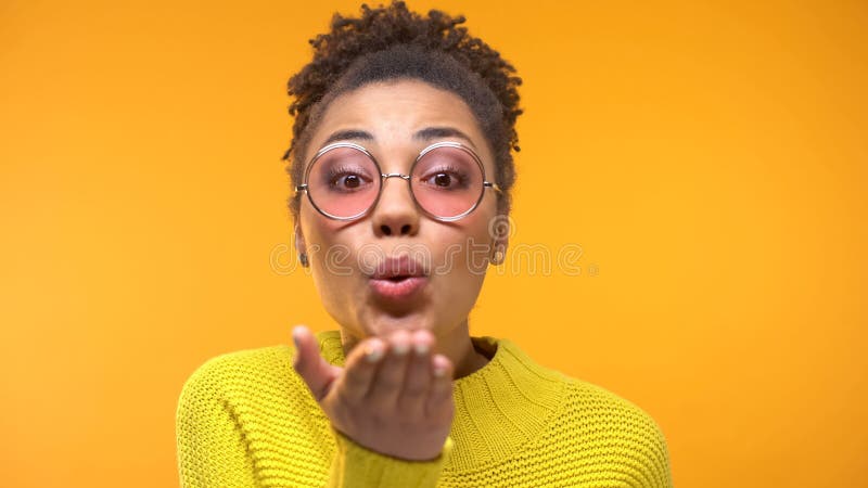 Ligar a la mujer negra con la sonrisa sana que env?a beso del aire a la c?mara, primer fotos de archivo Ligar a la mujer negra con la sonrisa sana que env?a beso del aire a la c?mara, primer fotos de archivo