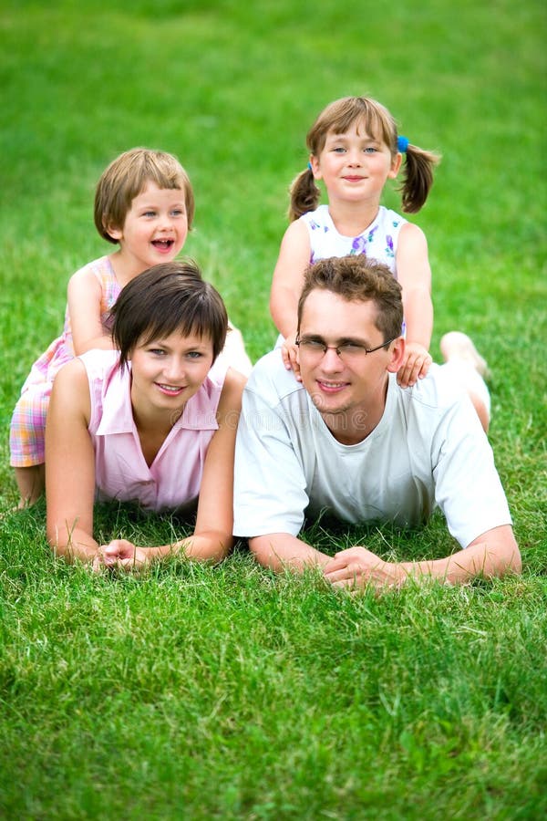 ligga för familjgräs royaltyfri bild ligga för familjgräs royaltyfri bild