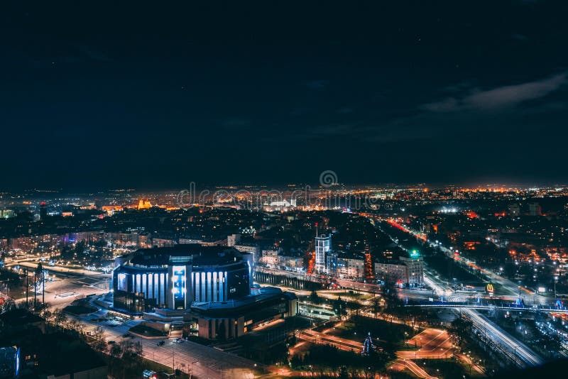 Liggande i en modern stad med skyskrapor och ljus nattetid arkivbilder Liggande i en modern stad med skyskrapor och ljus nattetid arkivbilder