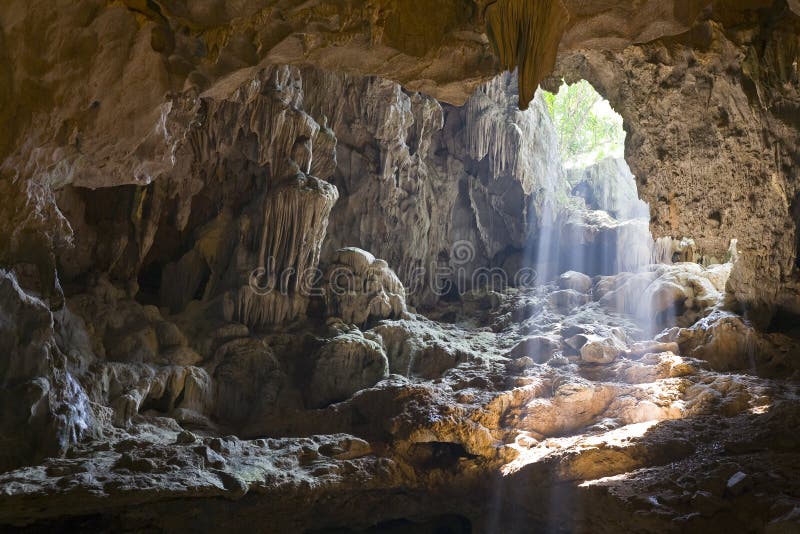 Světlo padá otvorem ve Sung Sot Jeskyně v HaLong Bay ve Vietnamu.