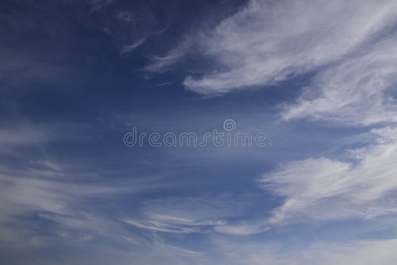 Những đám mây lạnh lẽo bao phủ trên bầu trời, cùng những đường nét mềm mại tạo hình nên một bức tranh tuyệt đẹp. Nhìn thấy những đám mây này, bạn sẽ cảm nhận được sự thanh tịnh và bình yên chảy tràn.