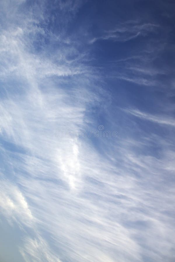 Mây Cirrus (Cirrus clouds): Sự mỏng manh và mềm mại của mây Cirrus với những tia sáng ánh trên bầu trời xanh sẽ tạo nên một bức tranh thơ mộng và đầy bí ẩn. Bức ảnh sẽ là một tác phẩm nghệ thuật đầy bất ngờ cho người xem.