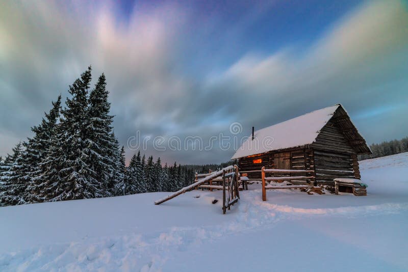 La luce accogliente villetta inverno montagna.