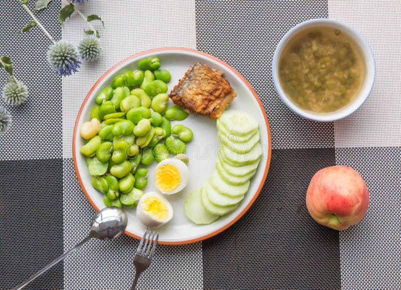 Light Food Containing Broad Beans, Cucumbers, Fish and Eggs, Mung Bean