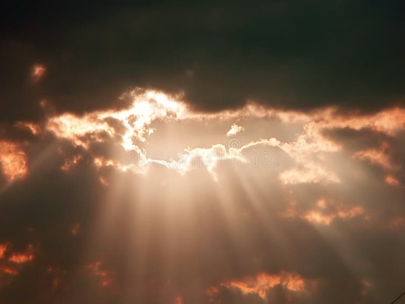 Luz de sol rayos romper a través de nubes.