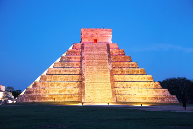 Noční světelná show na Chichen Itza, Mexiko, jeden z Nových Sedmi Divů Světa.