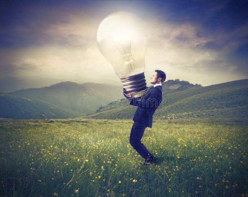 Emprendedor Encendiendo arriba prado verde la luz bombilla.