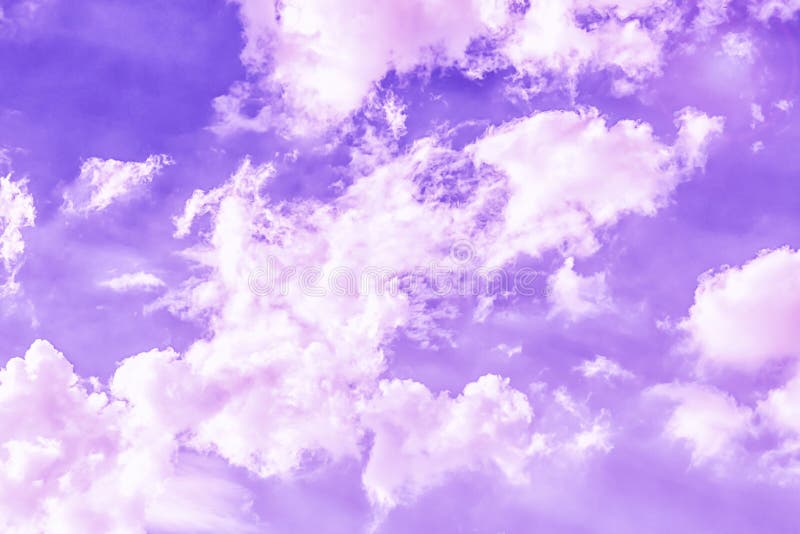 Nền trời tím nhạt với đám mây trắng: Nếu bạn yêu thích màu tím, hãy đến ngay với hình ảnh này! Các đám mây trắng trông như những bông tulip đang nở trên nền trời tím nhạt tạo nên một khung cảnh vô cùng lãng mạn và dịu dàng. Bức ảnh này sẽ mang đến cho bạn cảm giác thoải mái và hạnh phúc giữa với thiên nhiên.