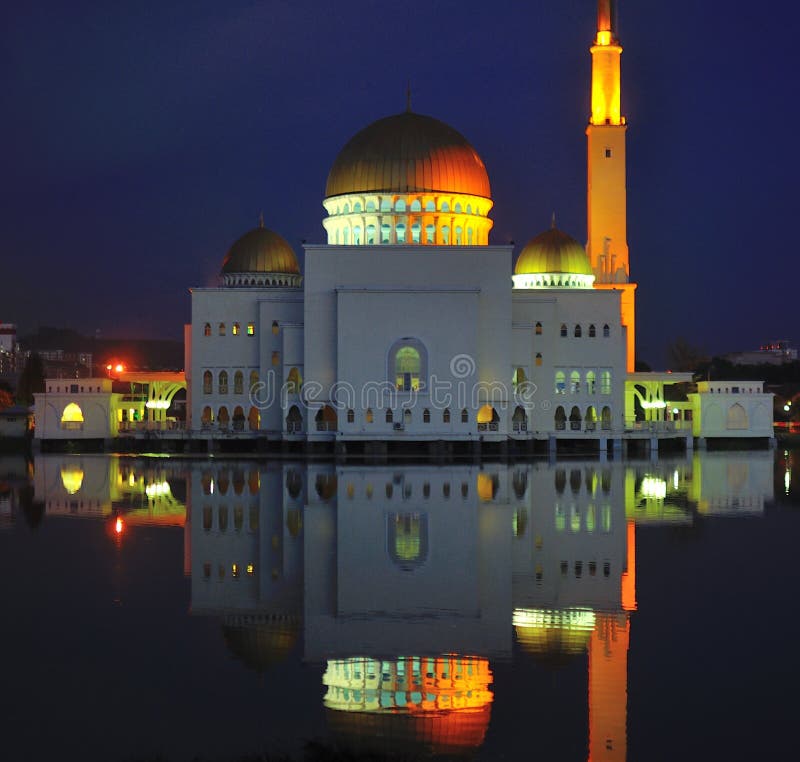 Fotografia ukazuje scénické mešita Puchong Perdana, Malajzie, ktorá pláva v jazere.