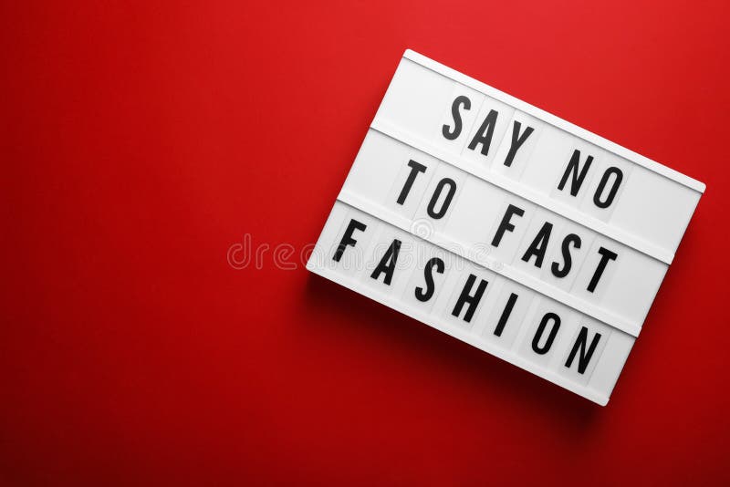 Lightbox avec phrase dire non à la mode rapide sur fond rouge vue supérieure. espace pour le texte. Lightbox avec phrase dire non à la mode rapide sur fond rouge.