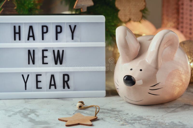 Lightbox с надписью Счастливого Нового года Piggy bank Mouse в виде символа года Маленькая керамика стоковая фотография