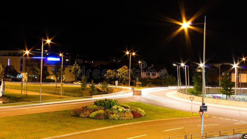 Lightextractors γύρω από μια διασταύρωση κυκλικής κυκλοφορίας στην πόλη του Ίνσμπρουκ στοκ φωτογραφίες Lightextractors γύρω από μια διασταύρωση κυκλικής κυκλοφορίας στην πόλη του Ίνσμπρουκ στοκ φωτογραφίες