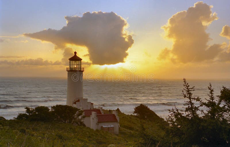 Éste es un faro sobre el sombreros decepción, sobre el atardecer.