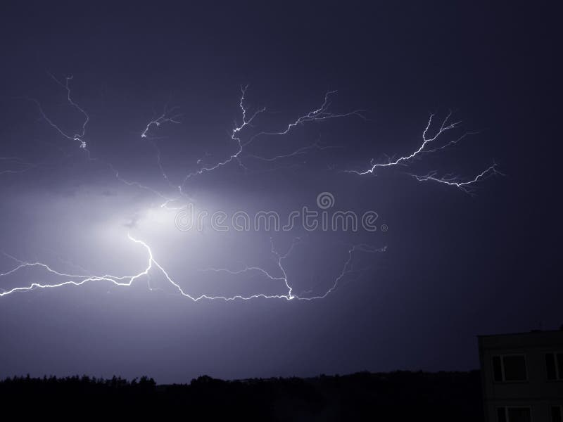 Tempesta di fulmini meteo notte pioggia.